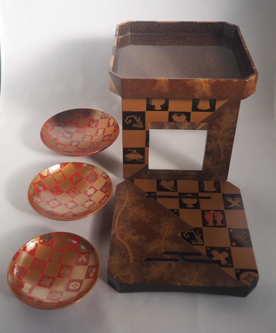 松ニ宝尽くし時代蒔絵花月台・三ッ組盃揃い（時代箱）