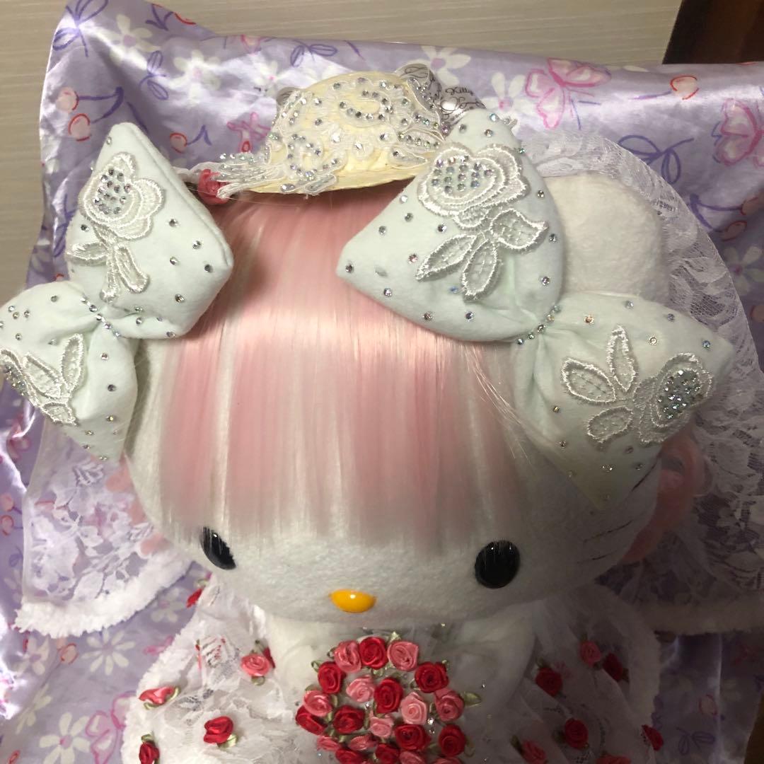 Hello kitty 優雅な古いウェディングドレスを着て