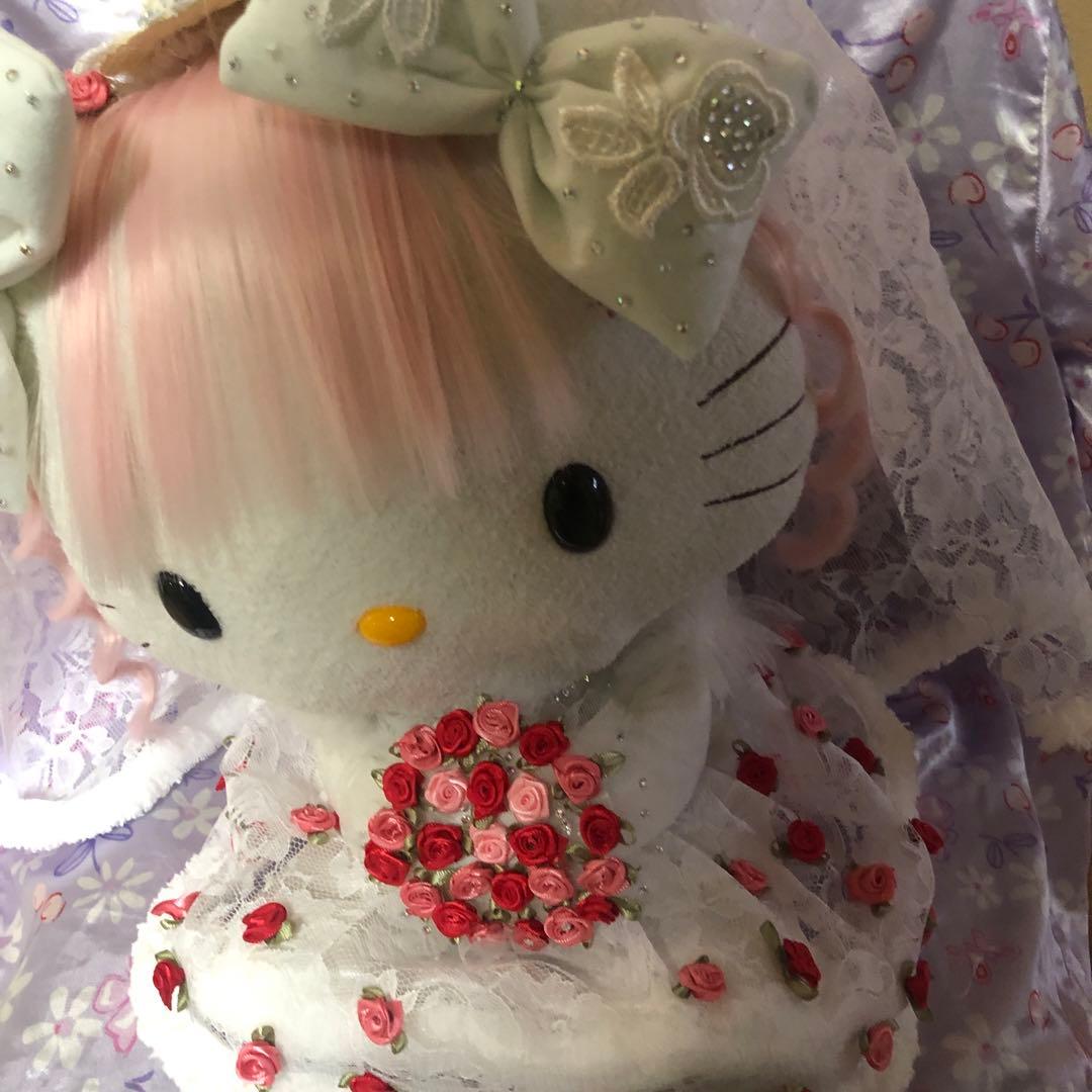 Hello kitty 優雅な古いウェディングドレスを着て