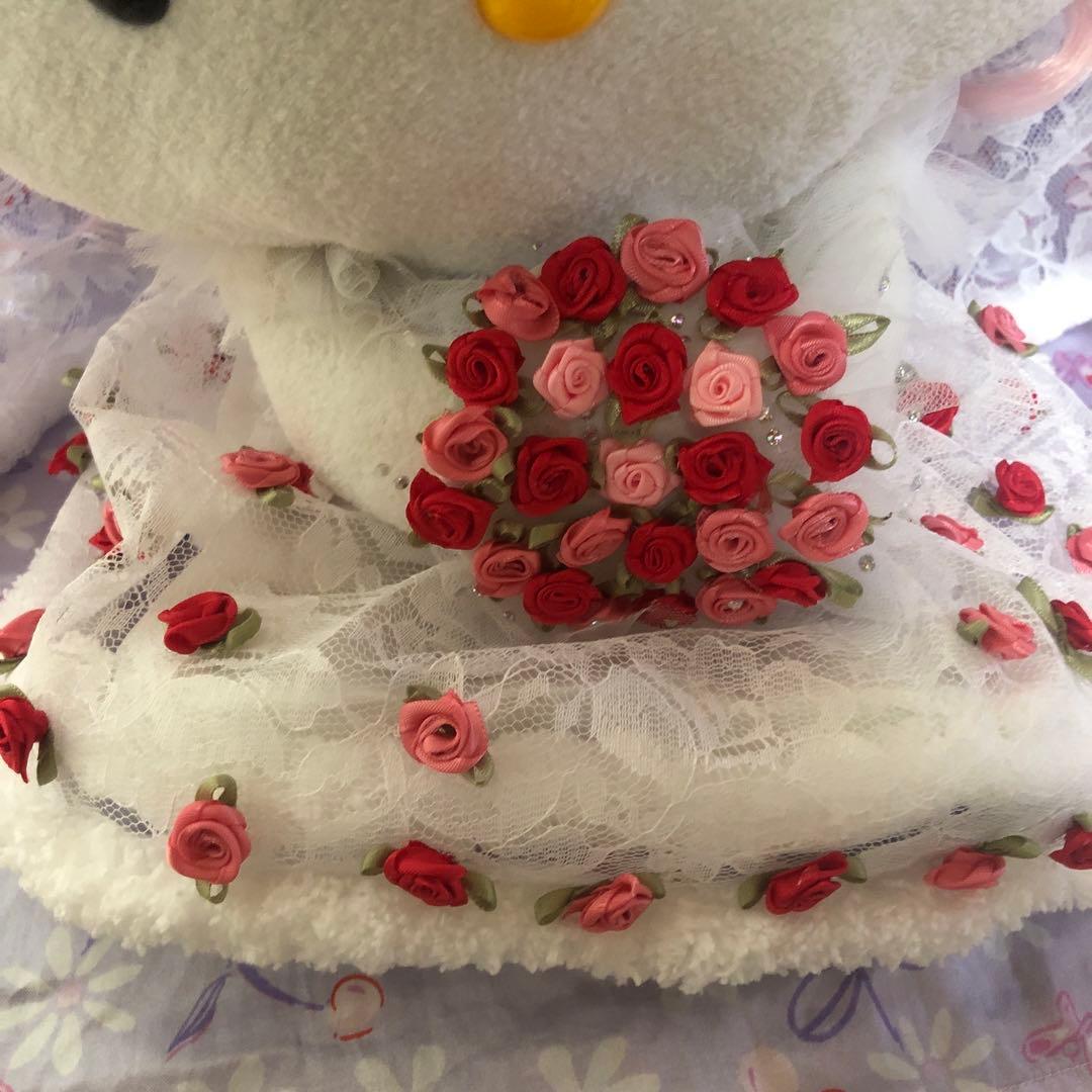 Hello kitty 優雅な古いウェディングドレスを着て