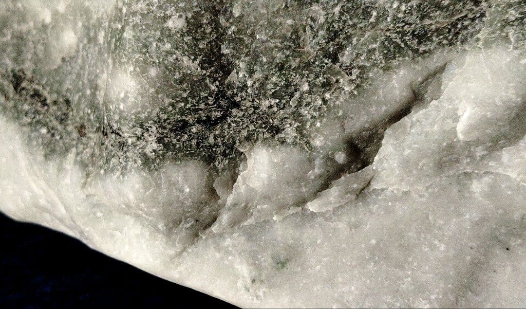 ☆翡翠原石☆糸魚川硬玉【小滝・転石・底カット226g】