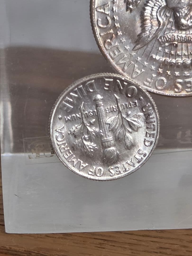 お土産品) アメリカ 銀貨入り置き物 1964年銘 - メルカリ