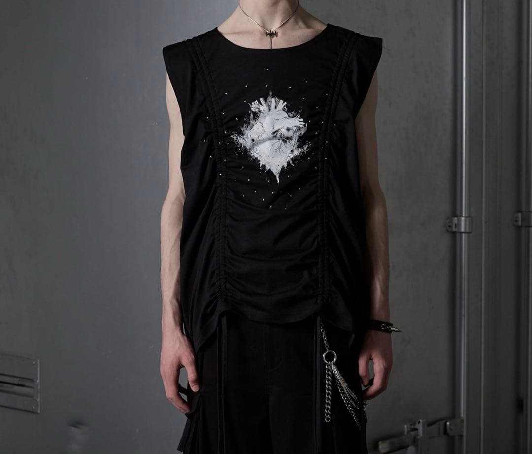 GRANCYシャーリングデザインラインストーングラフィックノースリーブT