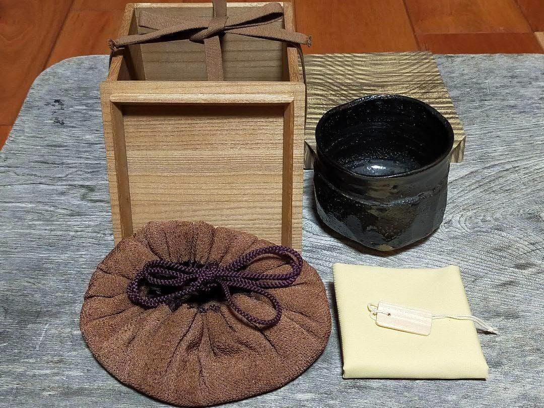 ♥美濃焼織部黒茶碗桐箱仕覆付き引出黒瀬戸黒骨董品