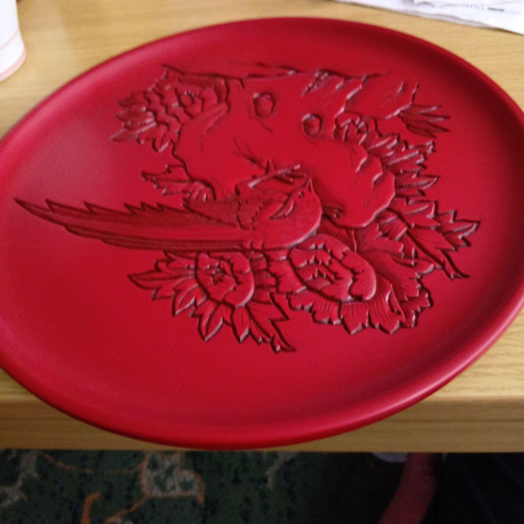 赤い漆塗りの丸型盆