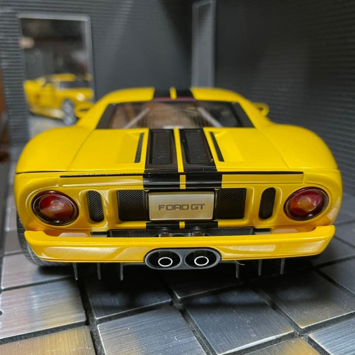 未展示品オートアート1/18フォードGT 2004 イエロー/ブラックストライプ