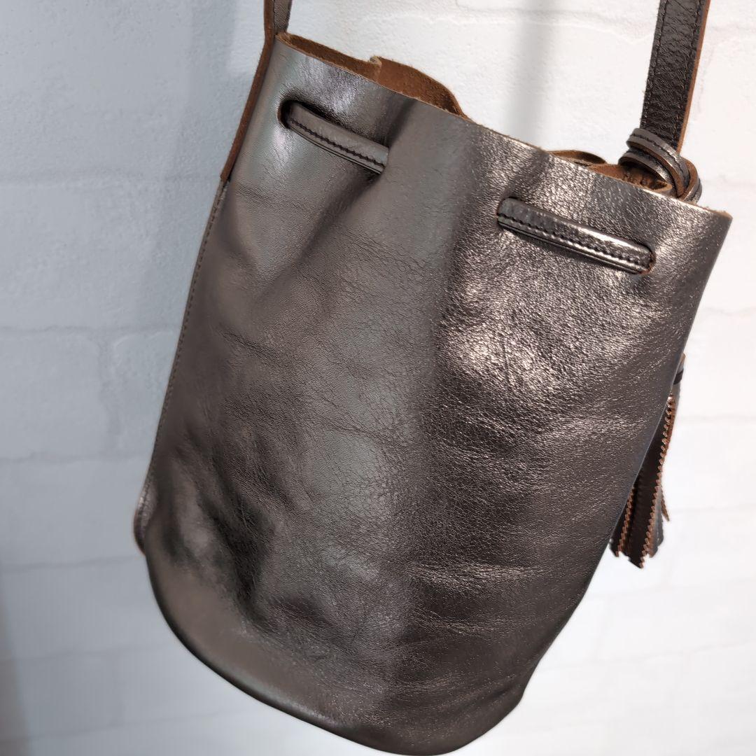 IL BISONTE バケツ型ショルダーバッグ ゴールド