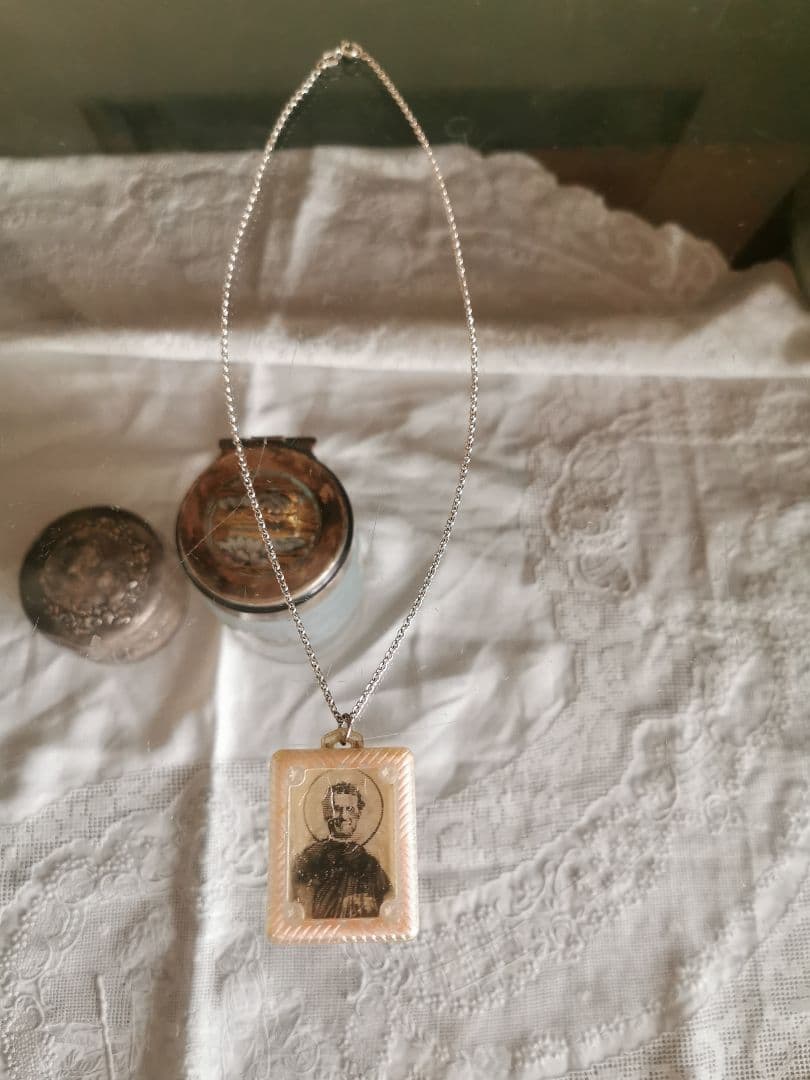 アンティーク 聖母子像と聖人 レンチキュラー桜色チャーム 銀鎖＆革