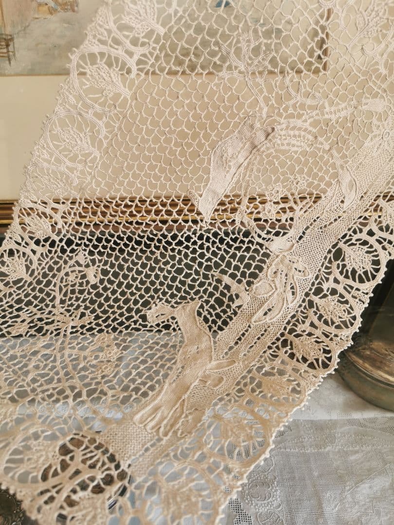 アンティークイタリア ポワンドローズヴェニスレース ブランコを漕ぐ