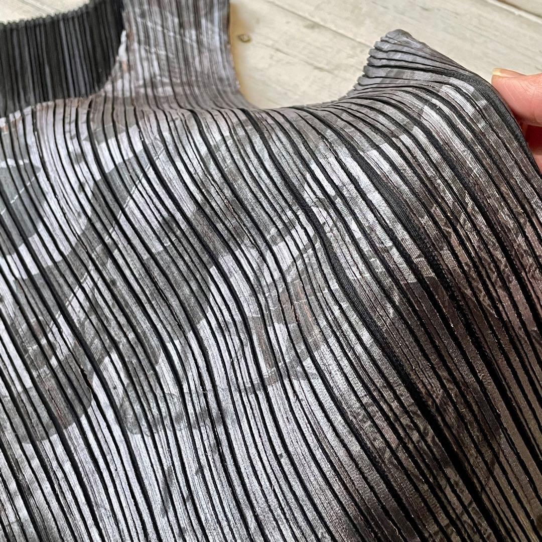 イッセイミヤケ pleats please シルバー タンクトップ