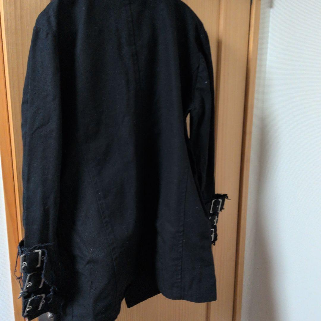 バックル付き黒ジャケット