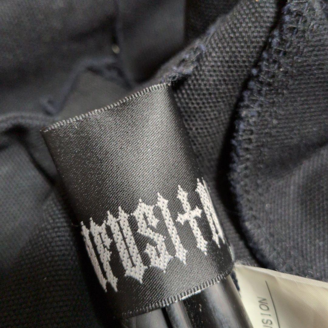 バックル付き黒ジャケット