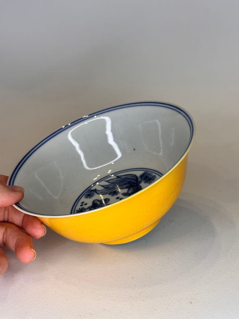 中国大清光緒年製 黄釉青花金魚文小碗 外側に暗刻の双龍戯珠文 骨董品コレクション