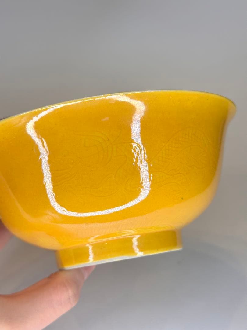 中国大清光緒年製 黄釉青花金魚文小碗 外側に暗刻の双龍戯珠文 骨董品コレクション