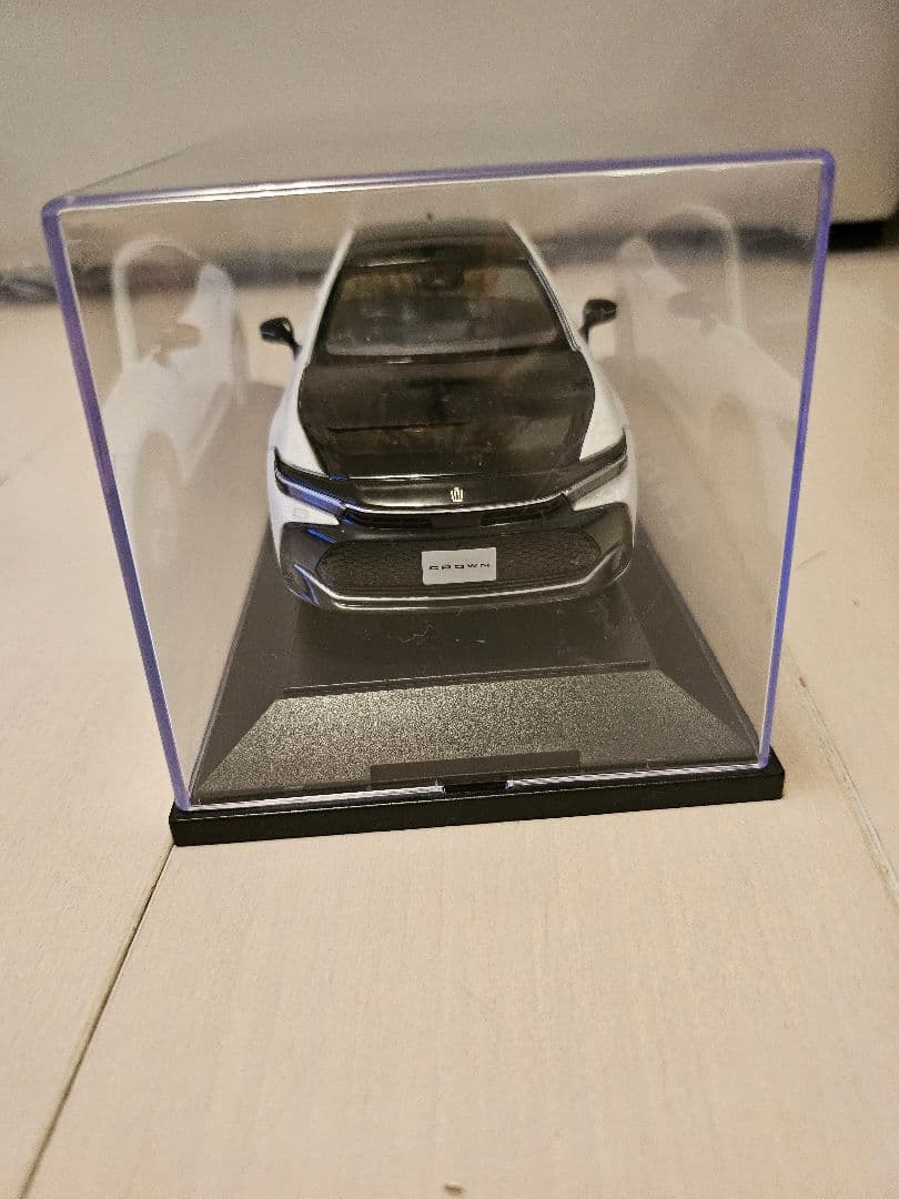 CROWNクロスオーバー ミニカー ホワイト/ブラックツートンカラー　30分の1