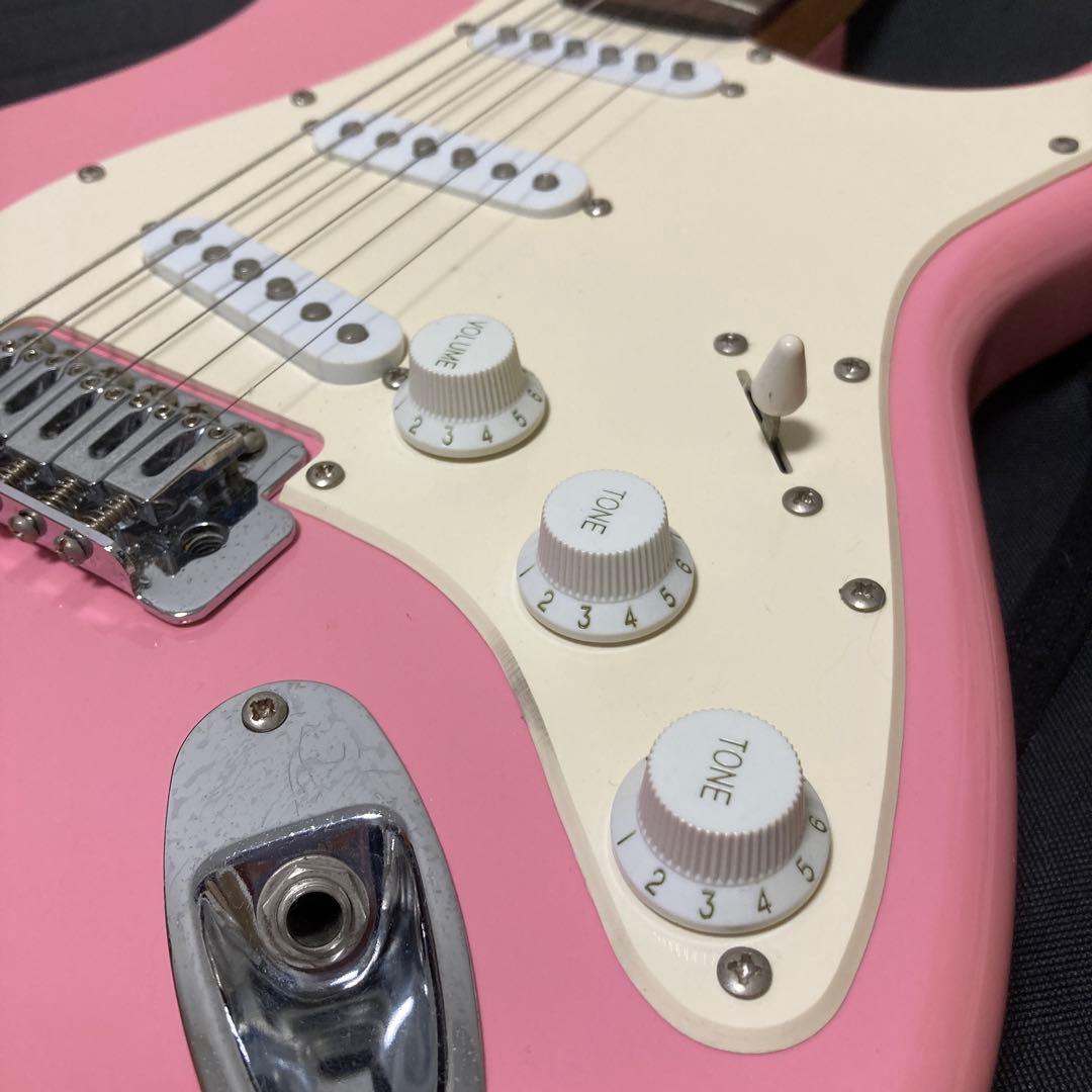 Squier Stratocaster ギター ピンク ホワイト バンド 初心者