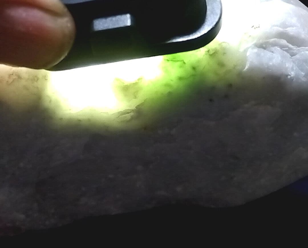 ☆翡翠原石☆糸魚川硬玉【小滝・転石川ズレ・ウブ7.9kg】 - メルカリ