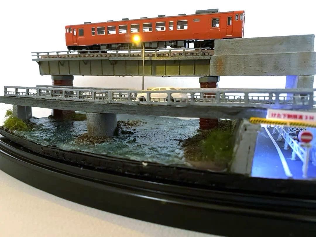 Nゲージ　鉄道　ジオラマ　模型　ガーター橋と架道橋　展示台　LED照明付き