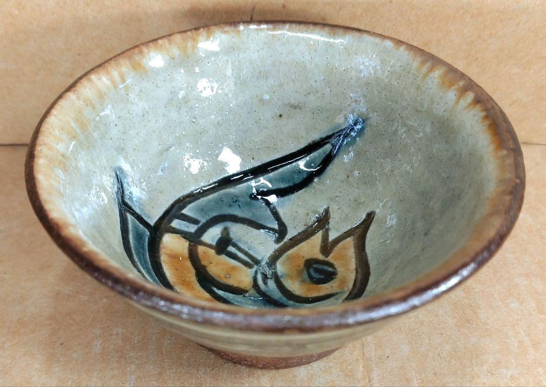 傑作【本物保証】金城次郎 壷屋焼ぐい呑(笑魚文ぐい呑）共箱 栞 人間国宝 美品