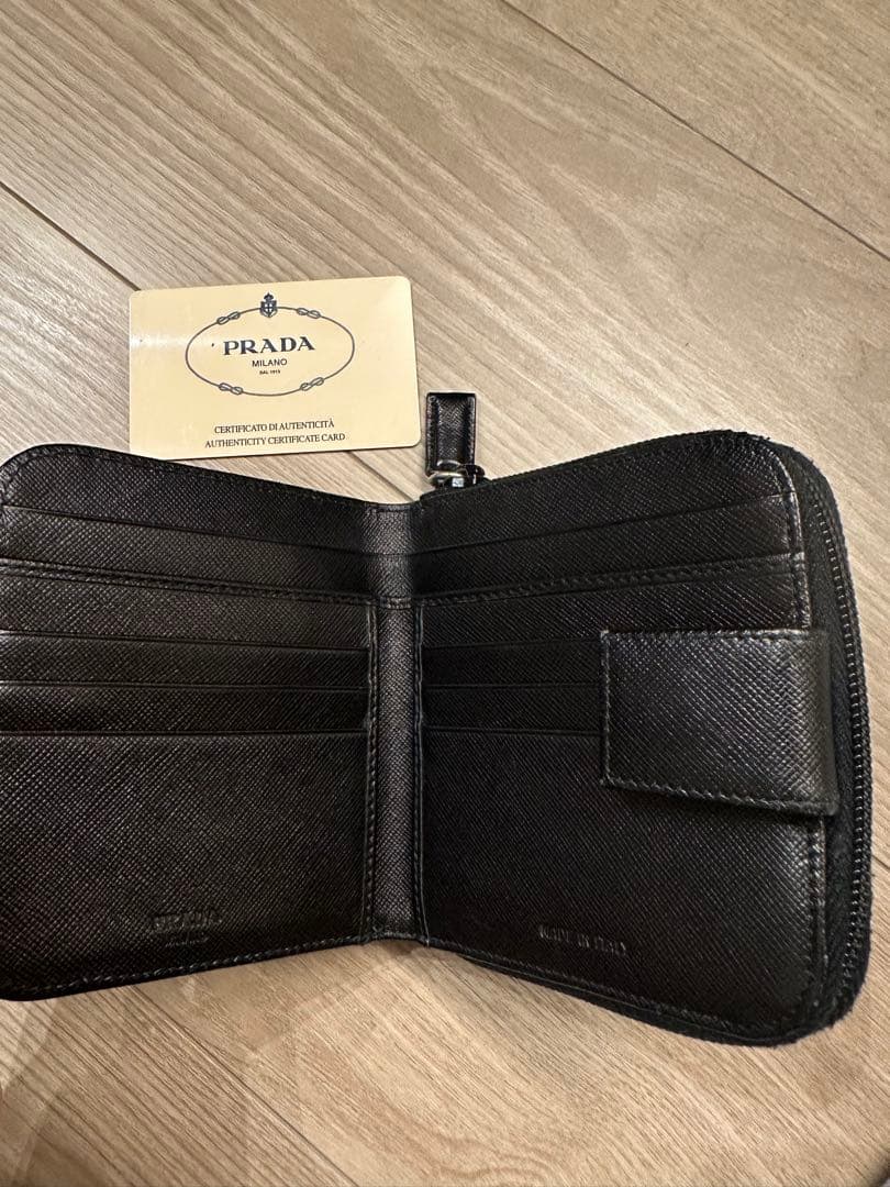 PRADA 二つ折り ケース サフィアーノレザー