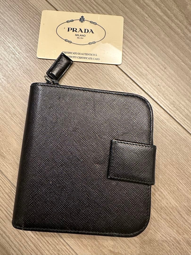 PRADA 二つ折り ケース サフィアーノレザー