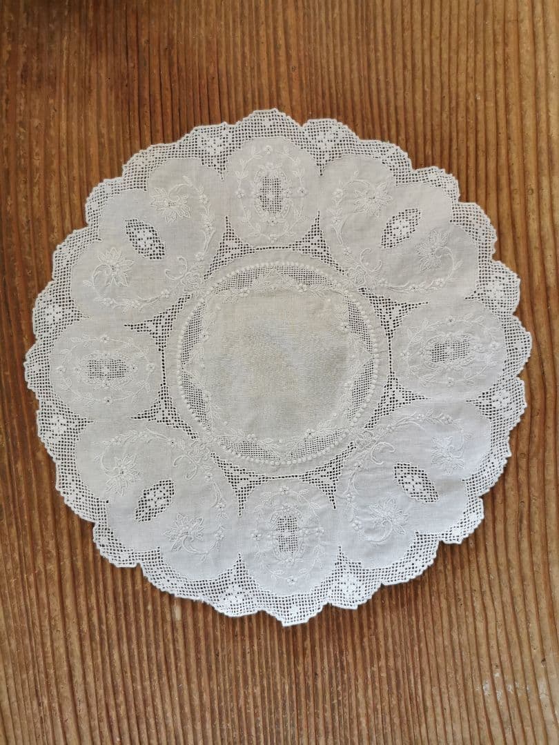 アンティークスイス アペンツェルレース 精緻な小花メダイ撫子 透し手