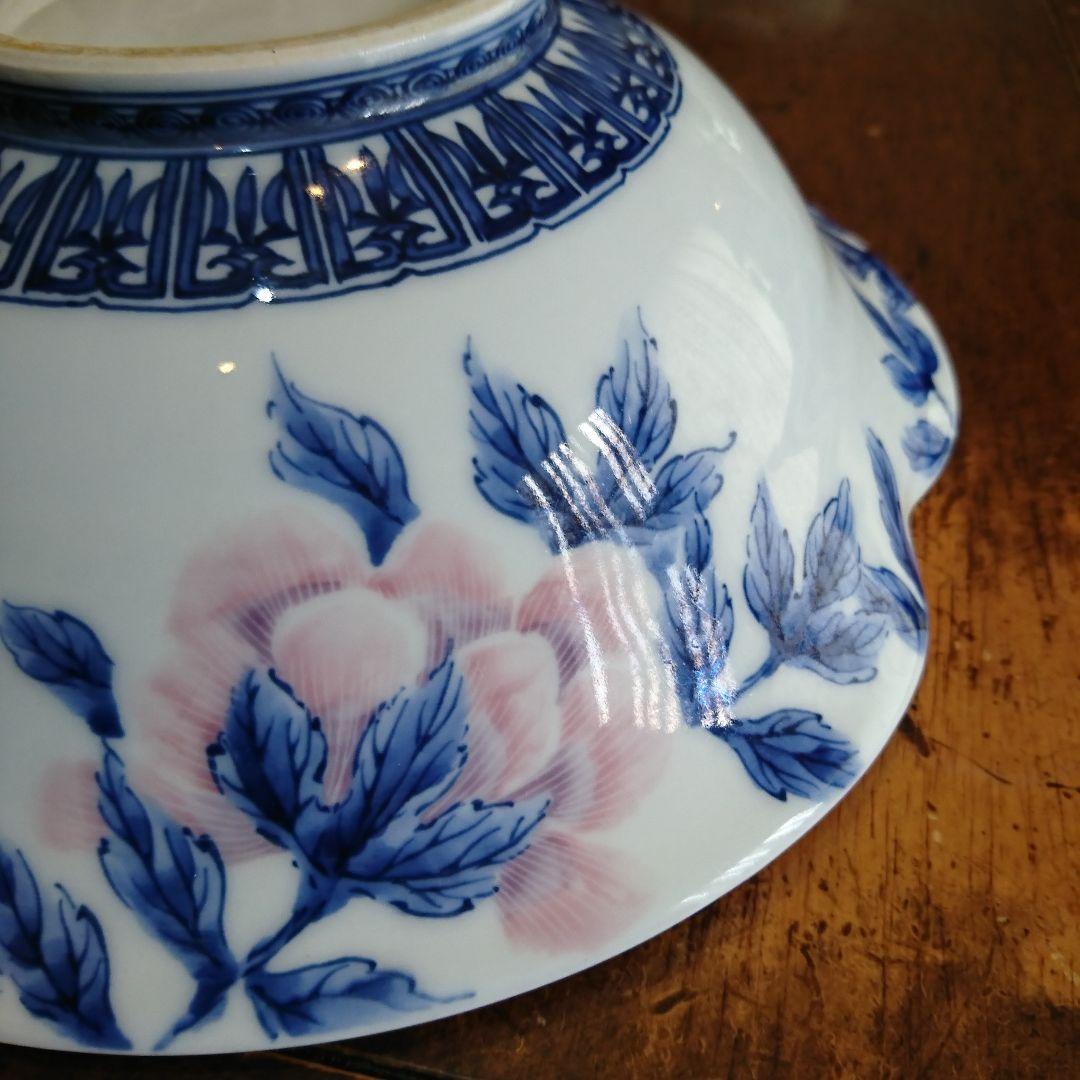 作家物 工房いとう 有田焼の牡丹柄三方浅鉢です。ピンクから紫色の牡丹に藍色