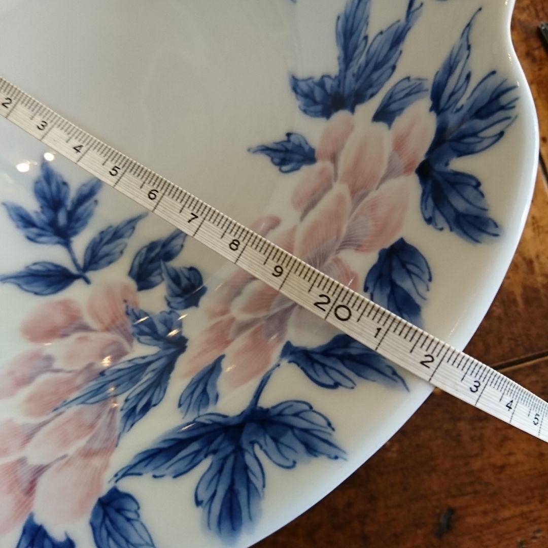 作家物 工房いとう 有田焼の牡丹柄三方浅鉢です。ピンクから紫色の牡丹に藍色