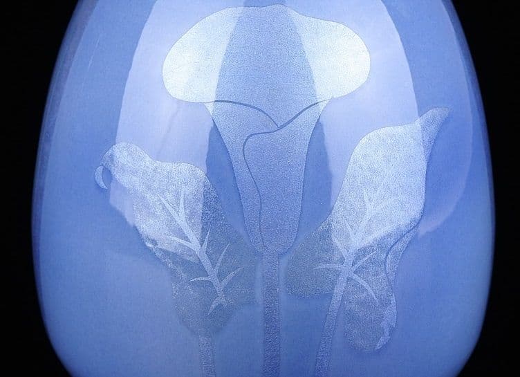 九谷焼 中田一於【人間国宝】作 耳付花瓶「淡青釉裏銀彩草花文」