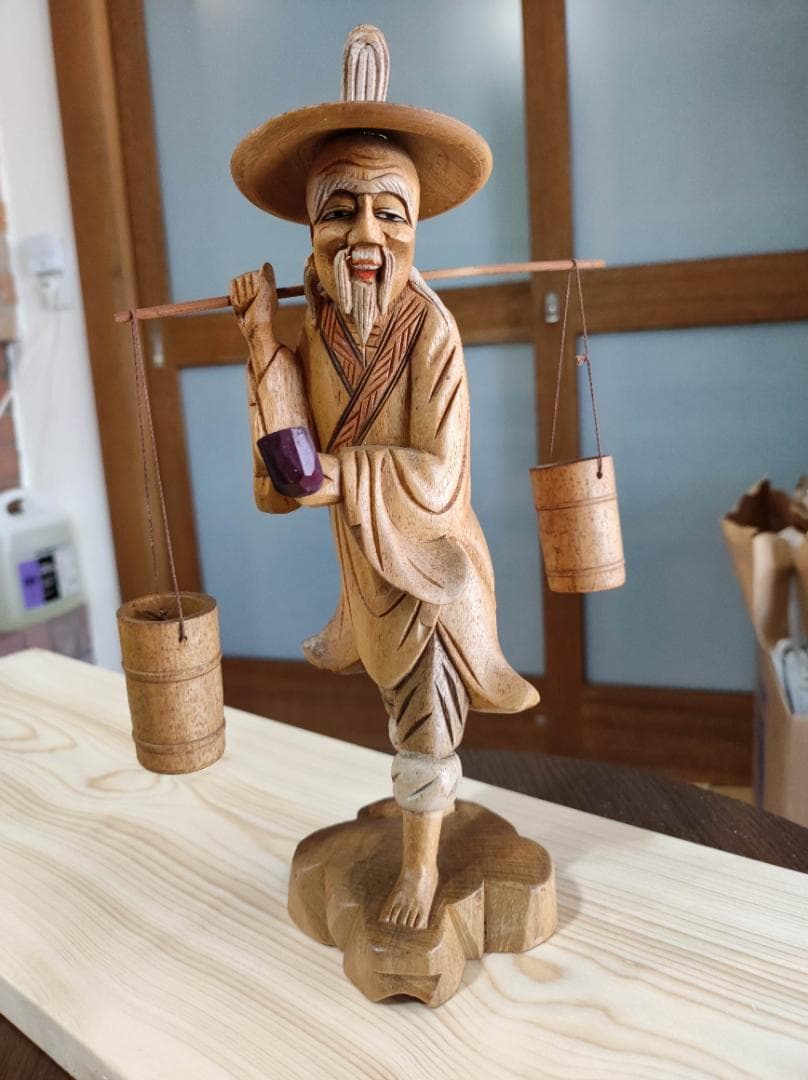 中古】木製民芸品 杓子と桶を持つ農夫 - メルカリ
