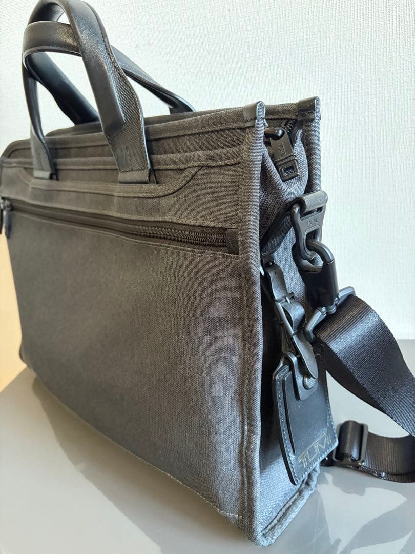 TUMI ビジネスバッグ鞄 レザー本革グレー灰色 スリム