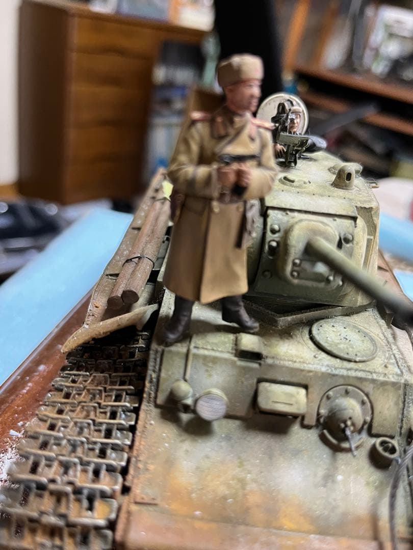 タミヤ1/35ソビエト重戦車KV-1(組立完成品)[台座・兵士2体]