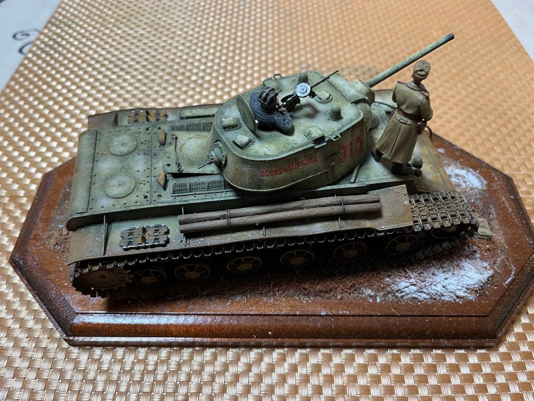 タミヤ1/35ソビエト重戦車KV-1(組立完成品)[台座・兵士2体]