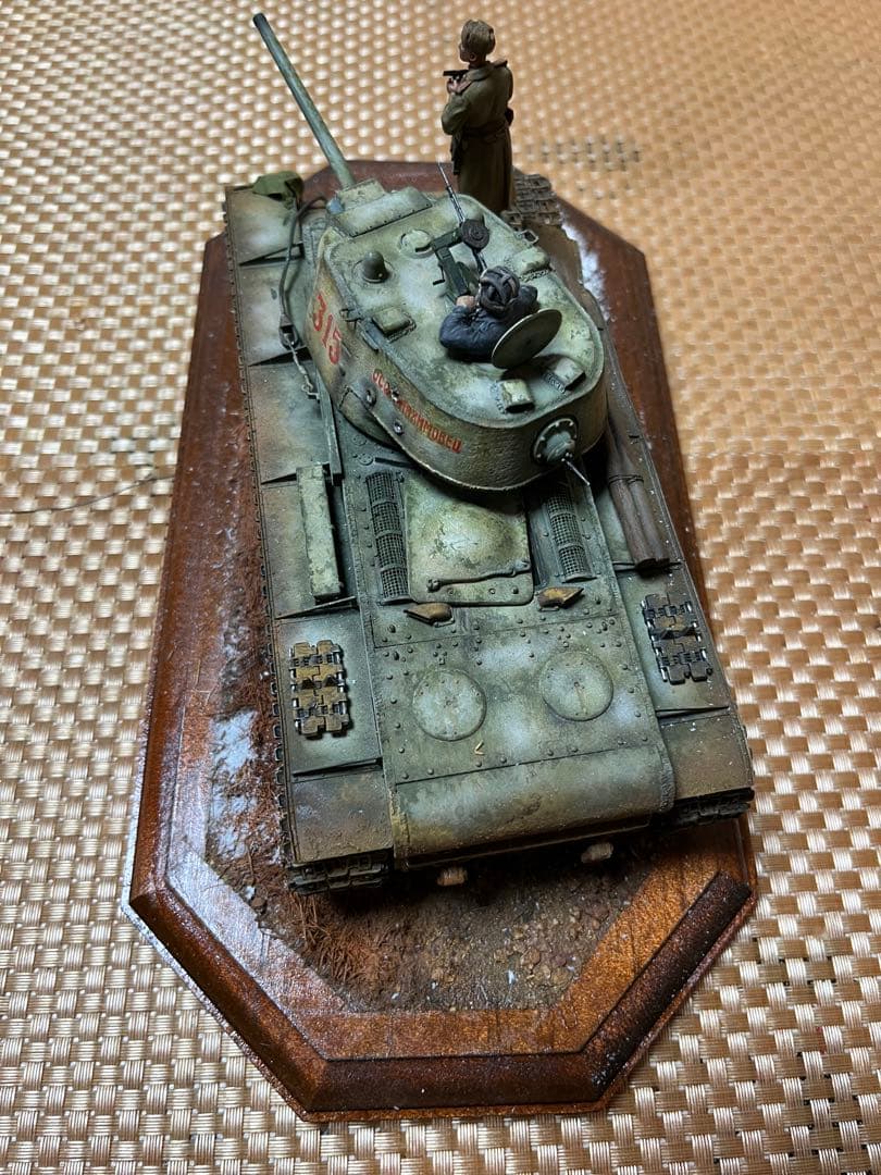 タミヤ1/35ソビエト重戦車KV-1(組立完成品)[台座・兵士2体]