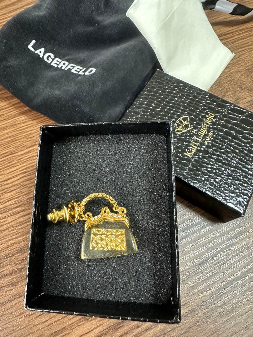 ☆カールラガーフェルド バッグ型 ブローチ☆高級感アリ