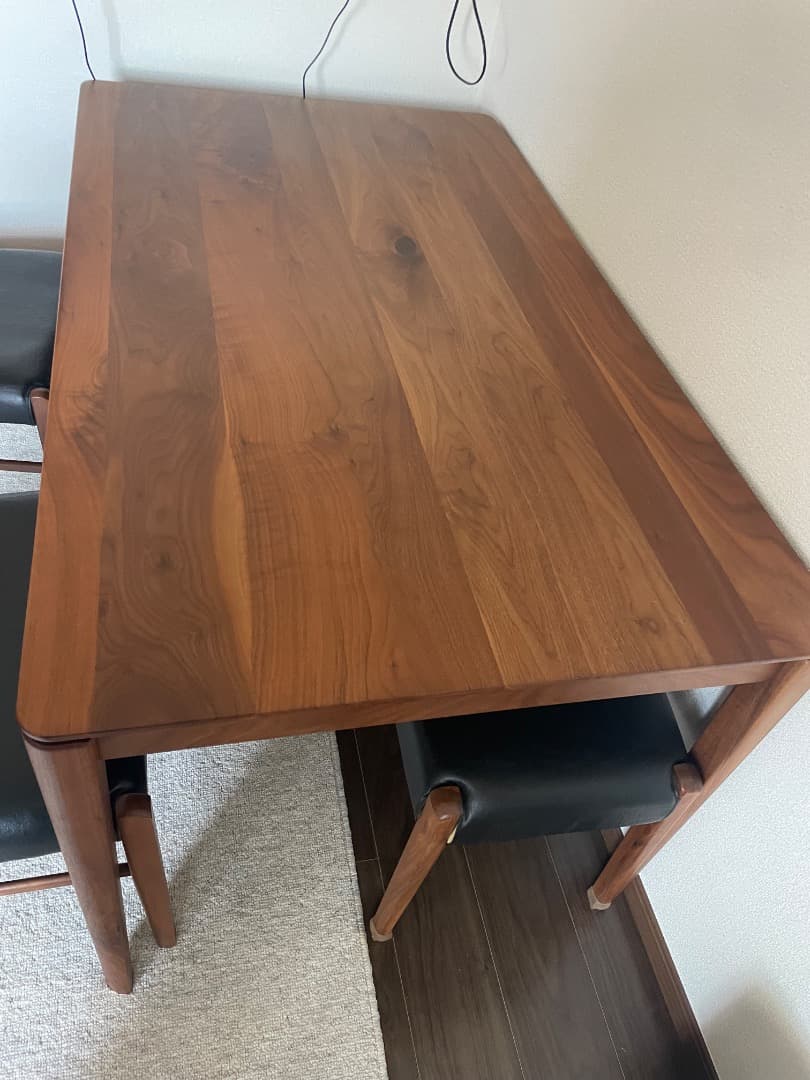 ブラウン木製長方形ダイニングテーブル
