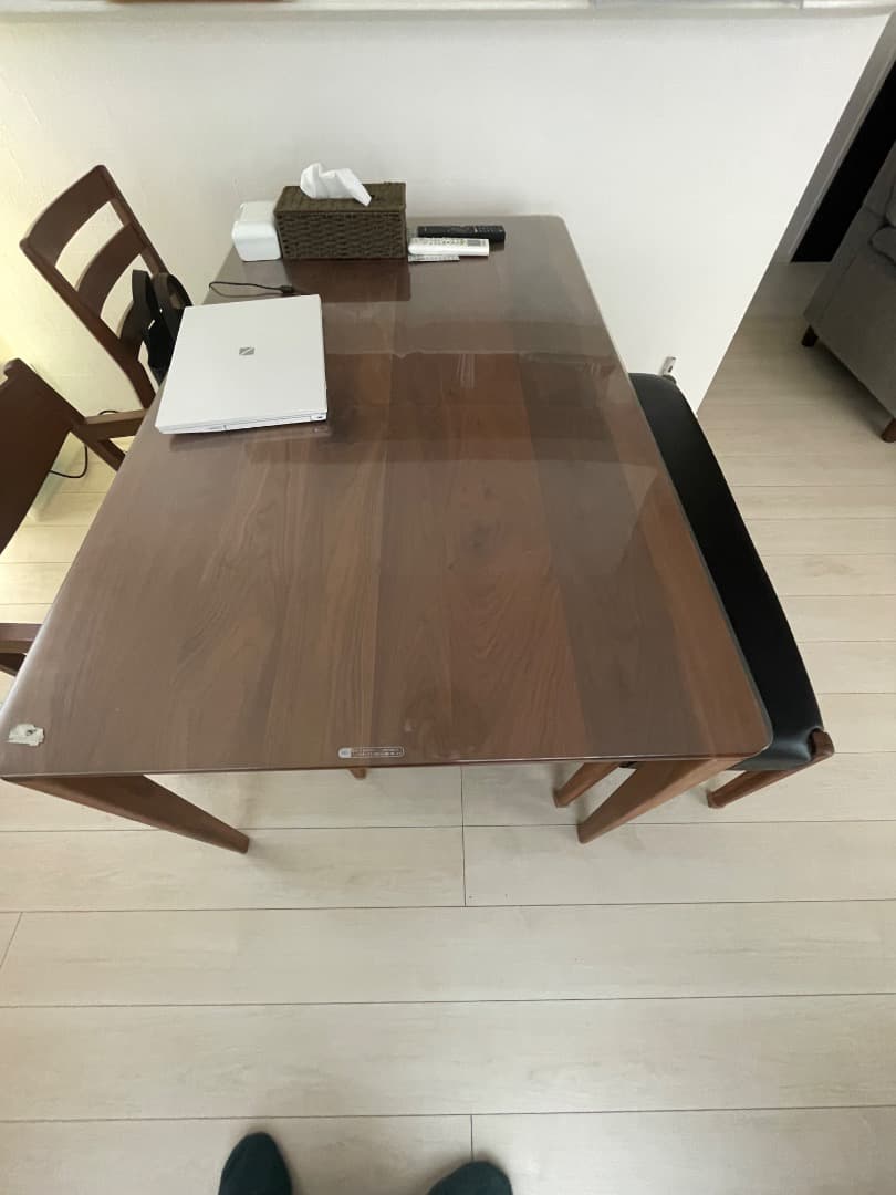 ブラウン木製長方形ダイニングテーブル