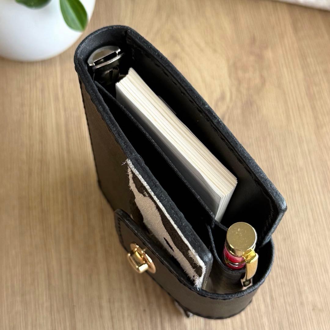 にこにこママページ【ヌメ革】M５システム手帳　ひねり錠　ブラック＆カウ柄