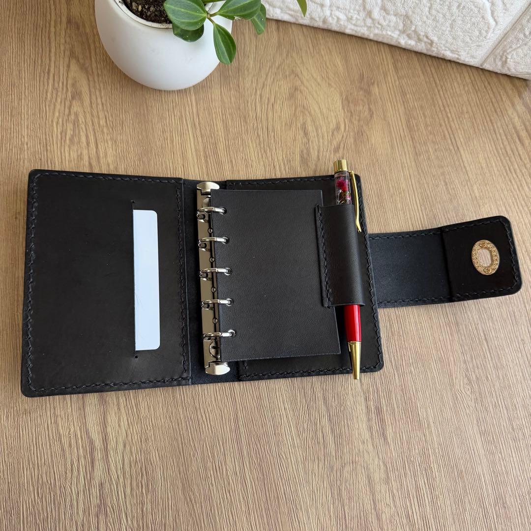 にこにこママページ【ヌメ革】M５システム手帳　ひねり錠　ブラック＆カウ柄