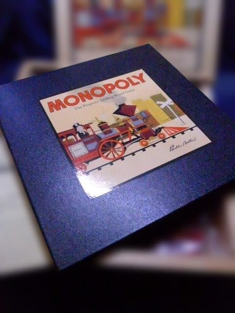 とても高価な英国製ノスタルジーMONOPOLY 木製箱版。未使用品