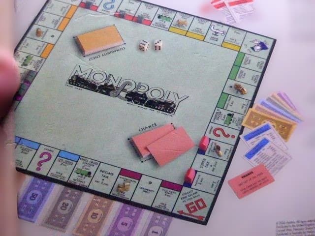 とても高価な英国製ノスタルジーMONOPOLY 木製箱版。未使用品