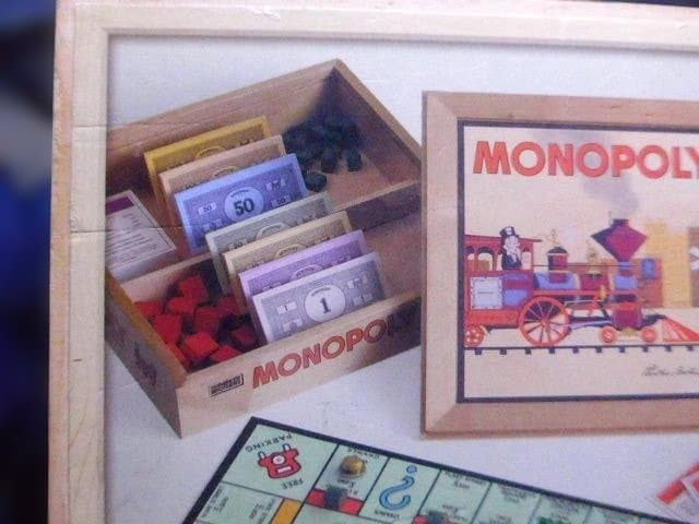 とても高価な英国製ノスタルジーMONOPOLY 木製箱版。未使用品