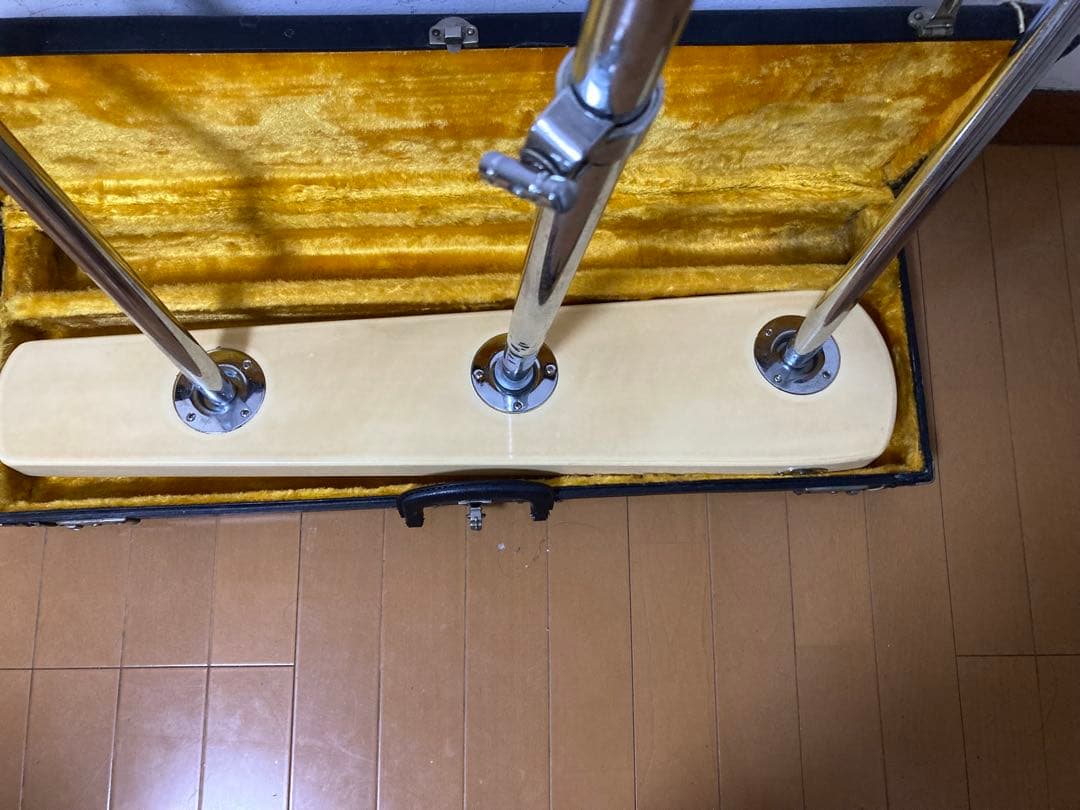 詳細不明フェンダータイプ 6弦スチールギター ケース、脚付