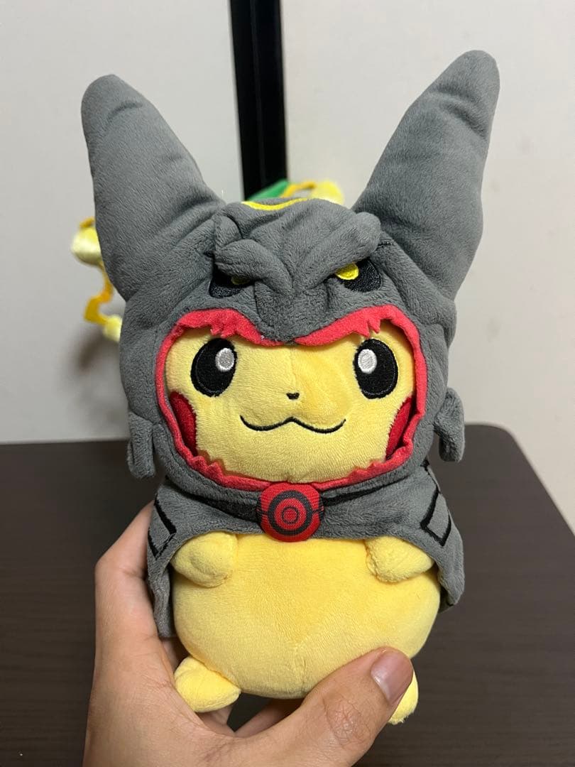 メガレックウザのポンチョを着たピカチュウ　黒いレックウザポンチョを着たピカチュウ