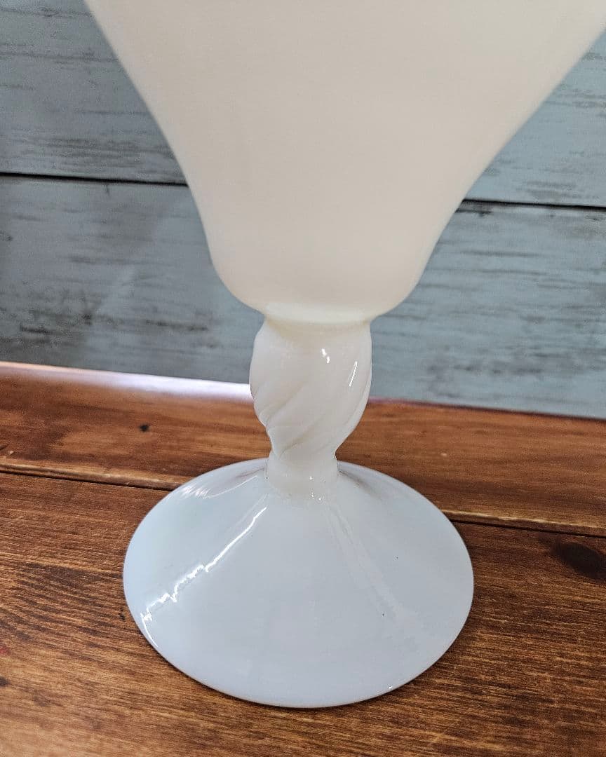 フランスアンティーク オパリンガラスの花瓶 フリル ツイストハンドル