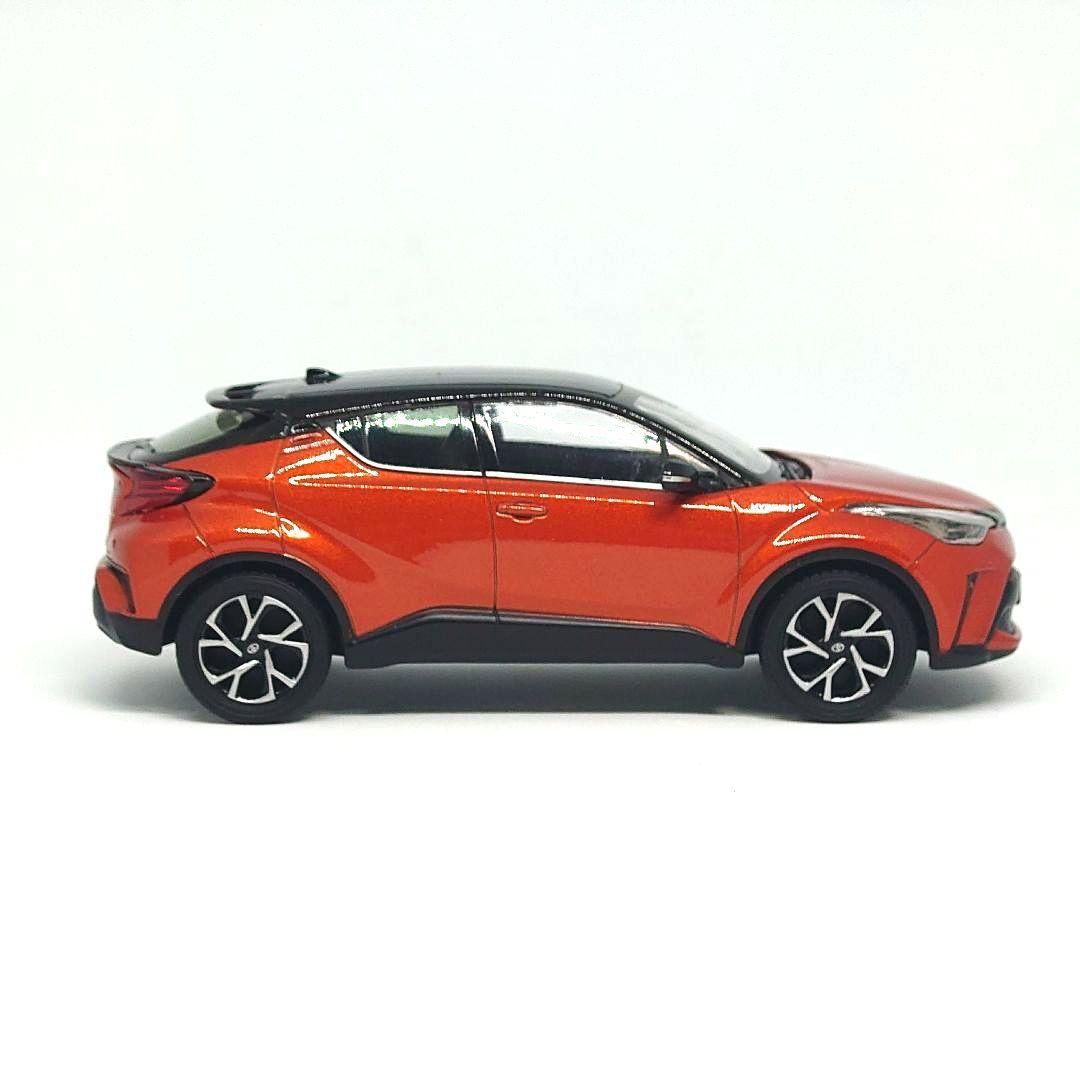 トヨタ C-HR ブラック×オレンジメタリック 1/30 カラーサンプル