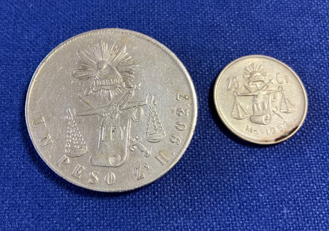 メキシコ銀貨 1ペソ（1870年）25センタボ（1952年） 自由の帽子と秤