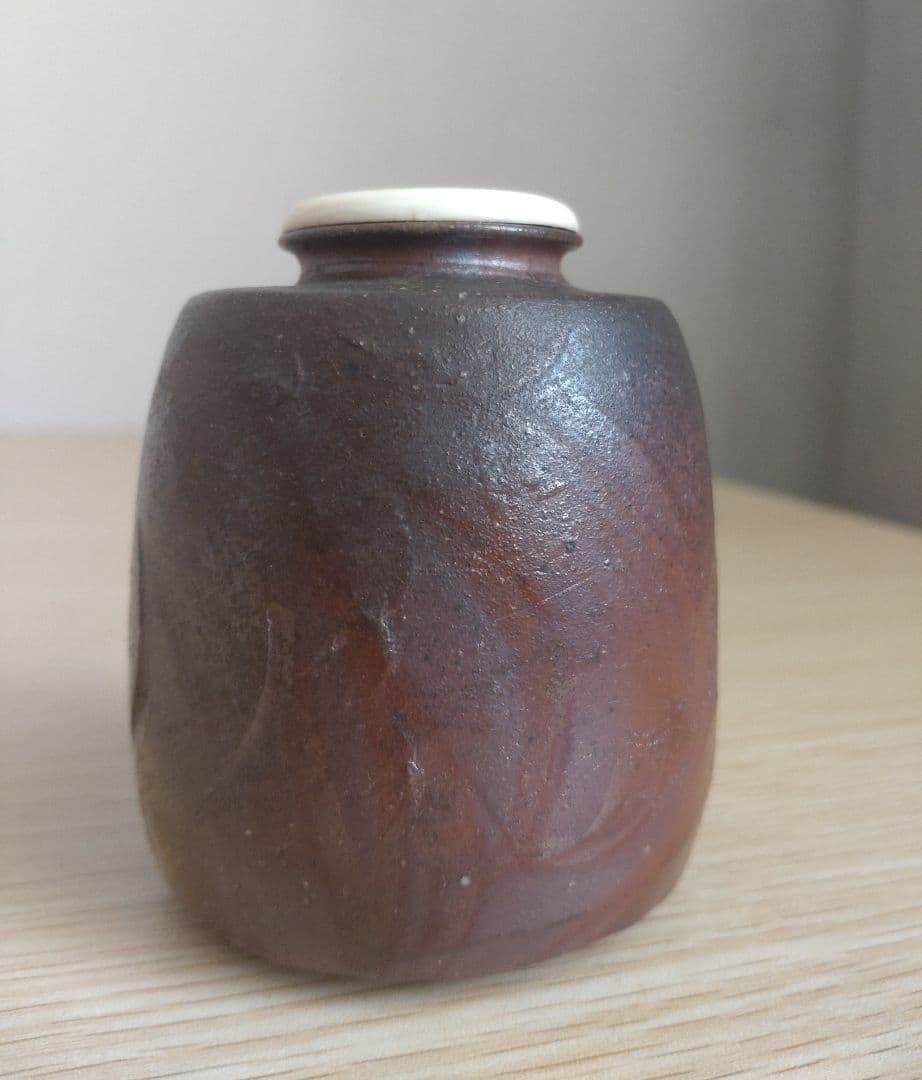 窯変】伊勢崎卓 肩衝茶入 牙蓋 大海茶入 焼き締め 灰被り 徳利 古備前
