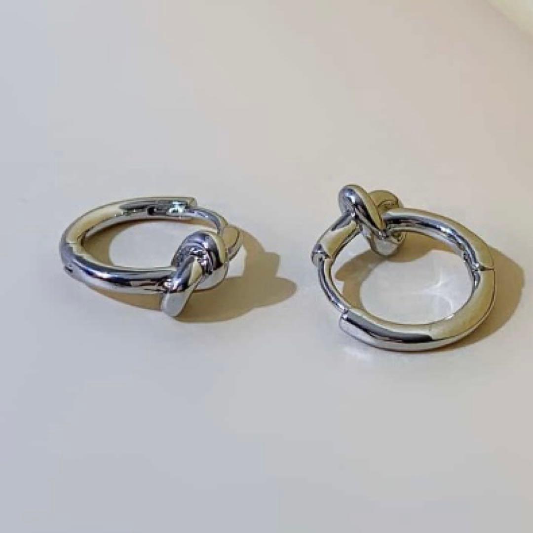 新品】 セリーヌ 好きな方にオススメ ノット スモールフープ ピアス