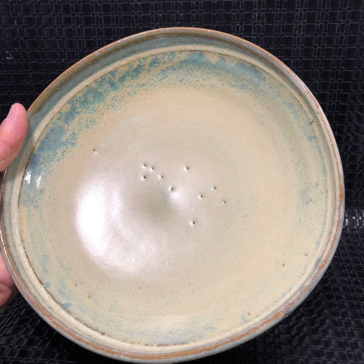 美しい古美術◼️蔵からクリーム色とコバルトブルーの可愛い深めのお皿が出て来ました、